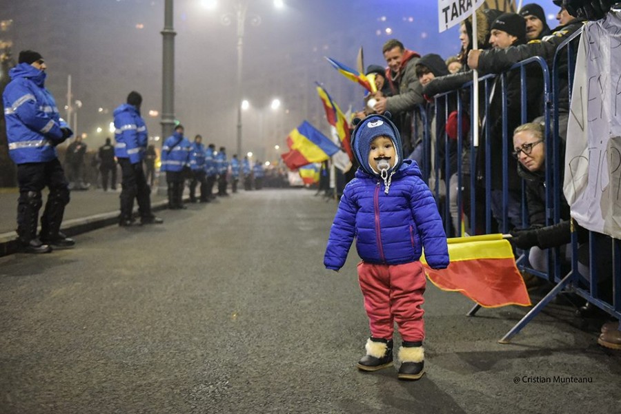 Cristian Munteanu - Un copil poartă o mustață falsă la mitingul din fața Guvernului, 5 februarie 2017